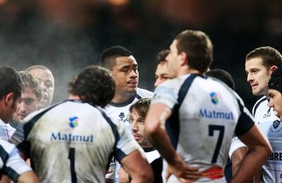Castres players in a huddle