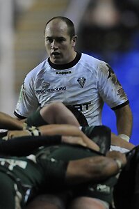 Brive scrum-half Shaun Perry in action